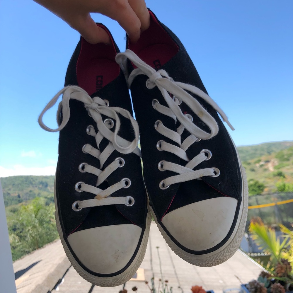 Navy blue low top converse💙